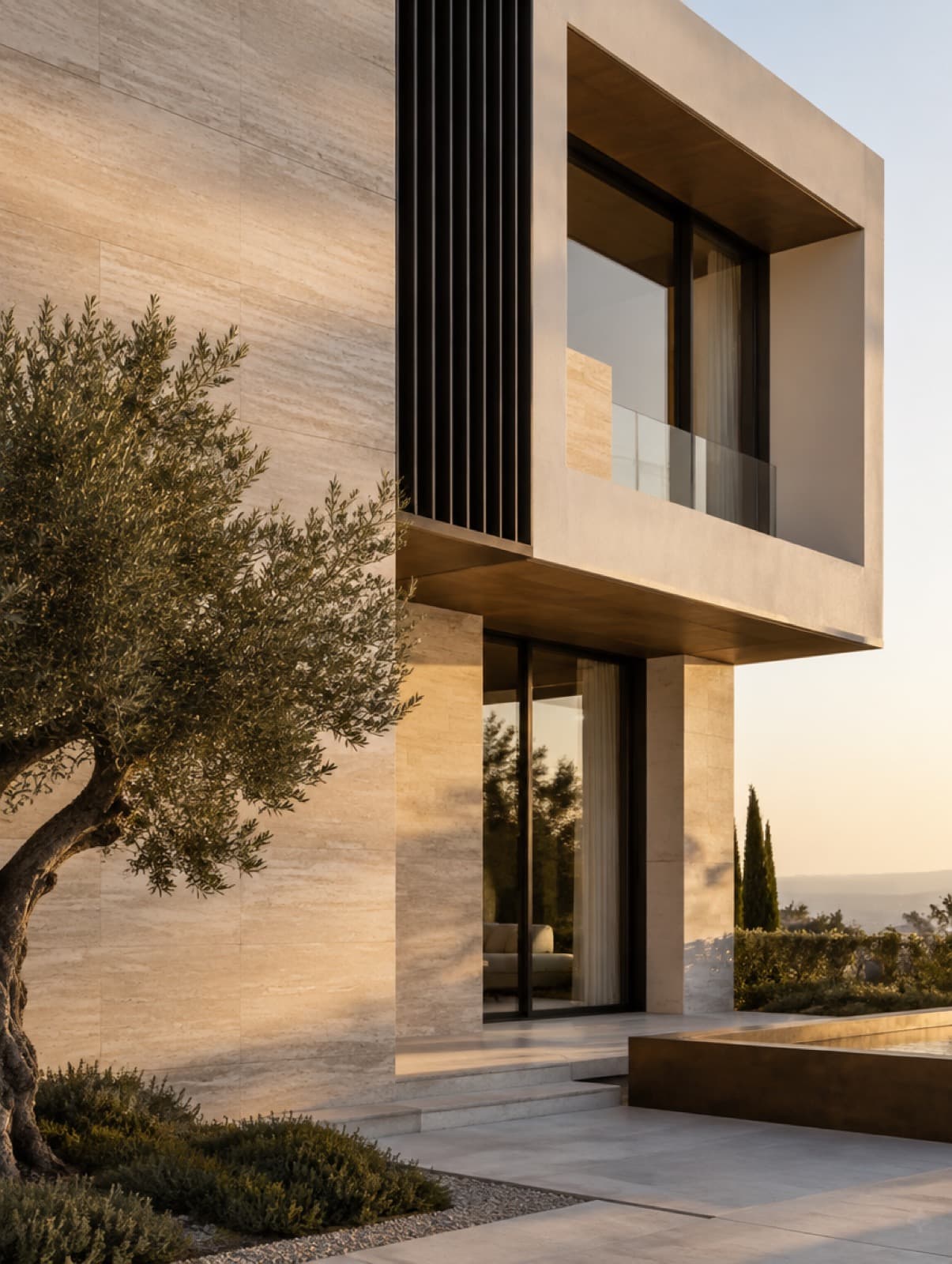 Traverten kaplamalı, bronz saçaklı modern villa cephesi; gün batımında zeytin ağacı ve havuz kenarı